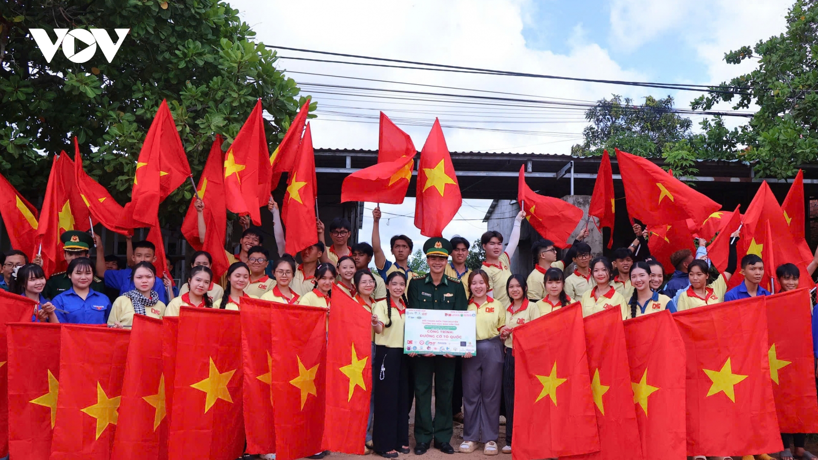 Sinh viên tình nguyện đưa “mùa hè xanh” về vùng biên Đắk Lắk